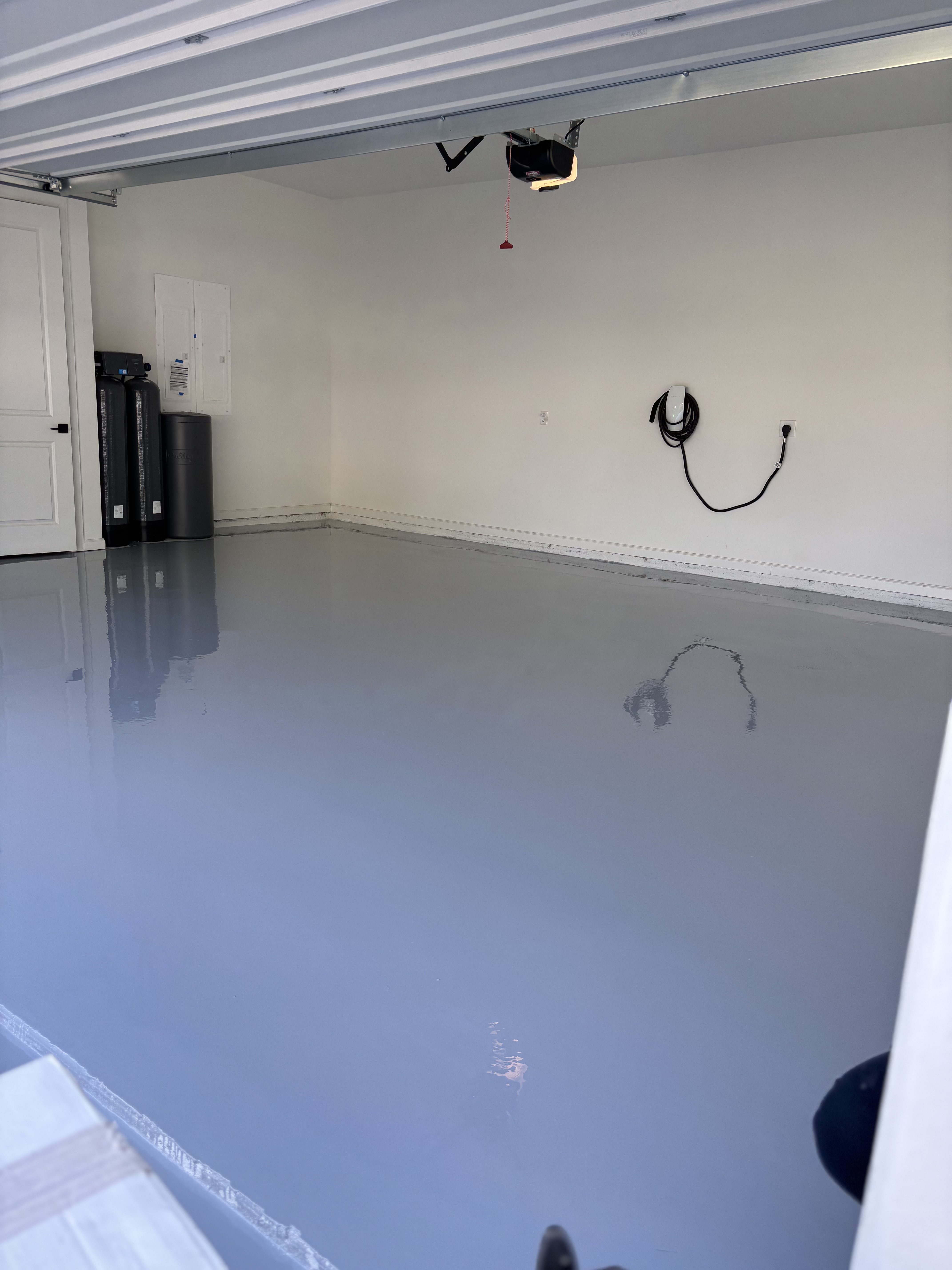 Decorative flake epoxy floor coating